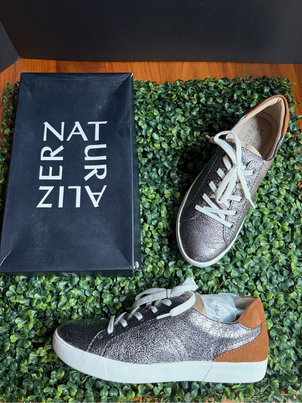 Naturalizer Morrison Sneakers Womens 9 M Silver Crackle Metallic Leather w/ Box